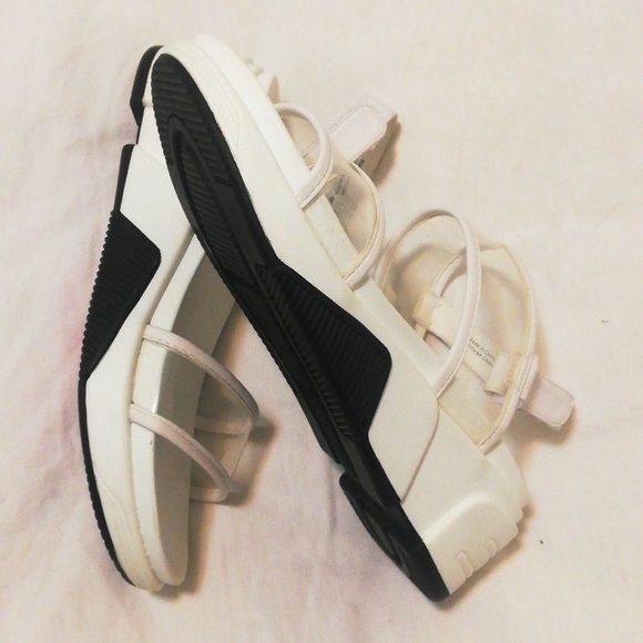 SOLD Bright white & black wedge platform sandal - Picture 5 of 6